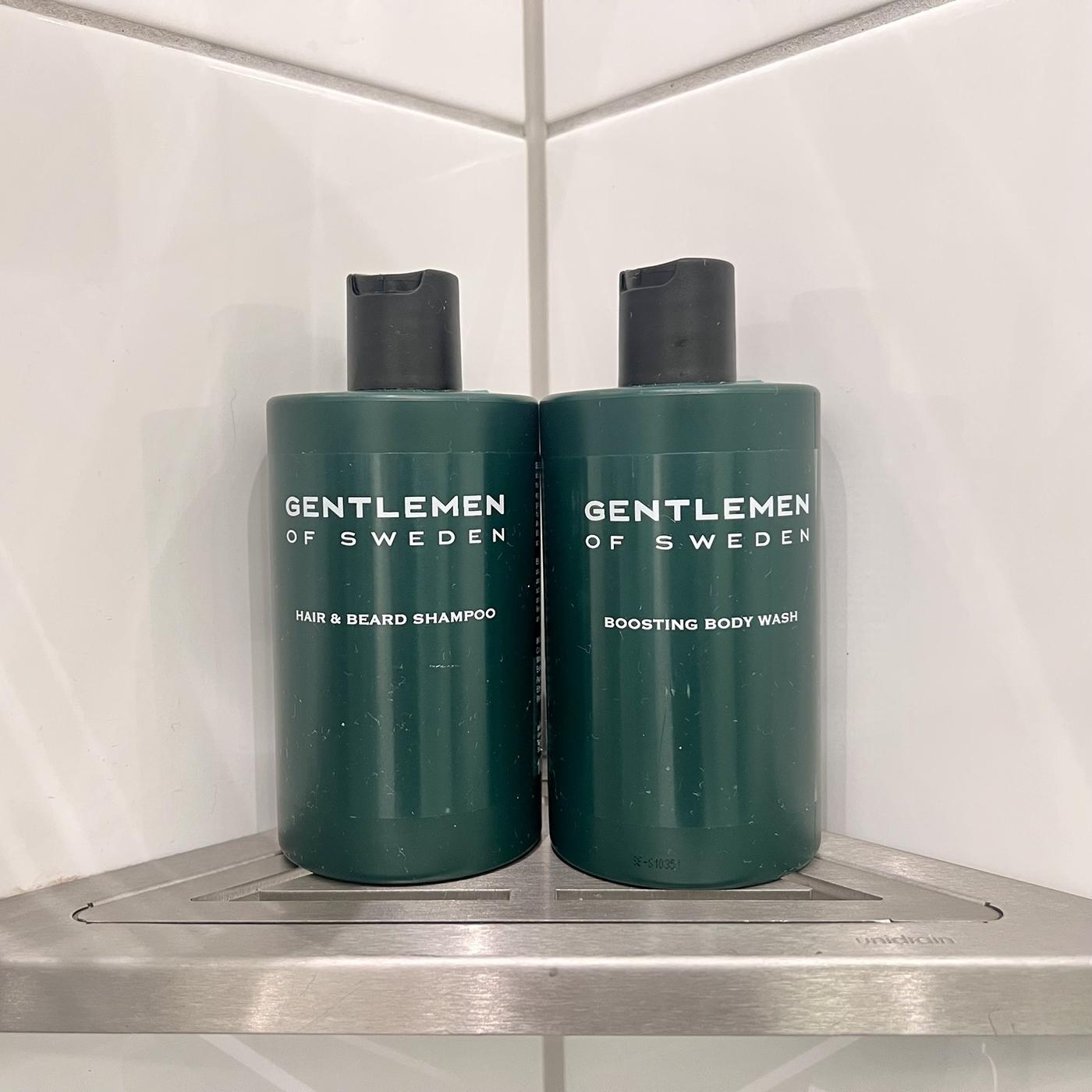 Varför Boosting Body Wash fungerar som både schampo & body wash — och när Hair & Beard Shampoo är det smartare valet